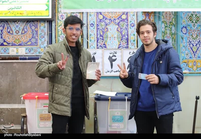 مردم کاشان به عشق رهبر پای صندوق رأی حاضر شدند + تصاویر و فیلم