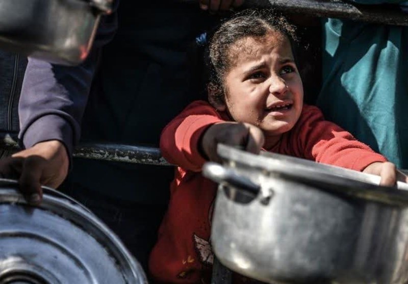 تصویر دردناک از «یزن الکفارنه»؛ نماد مظلومیت کودکان غزه که از گرسنگی می‌میرند+عکس