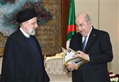هدیه فرهنگی حجت‌الاسلام رئیسی به رئیس جمهوری الجزائر / یادنامه شصت سال روابط دو کشور