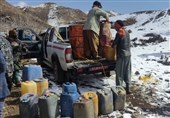توزیع نفت بین عشایر گرفتار در برف نهبندان