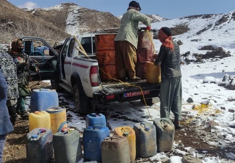 توزیع نفت بین عشایر گرفتار در برف نهبندان