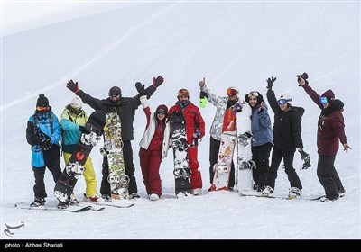 Соревнования по лыжам и сноуборду на горнолыжном курорте Дизин в Иране