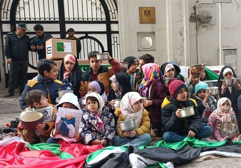 تجمع مادران و کودکان تهرانی مقابل دفتر حفاظت از منافع مصر