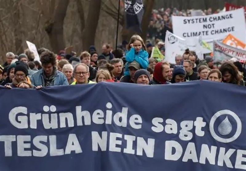 تظاهرات فعالان محیط زیست علیه توسعه کارخانه تسلا در آلمان