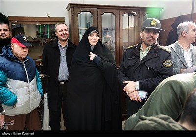 فاطمه تنهایی شهردار منطقه 8 تهران از محل اخذ رای در مسجد النبی نارمک بازدید می کند.