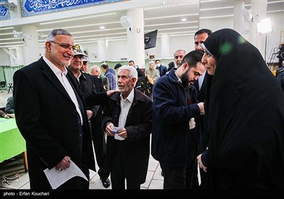 فاطمه تنهایی شهردار منطقه 8 تهران با علیرضا زاکانی شهردار تهران حین حضور وی برای شرکت در انتخابات دیدار میکند.