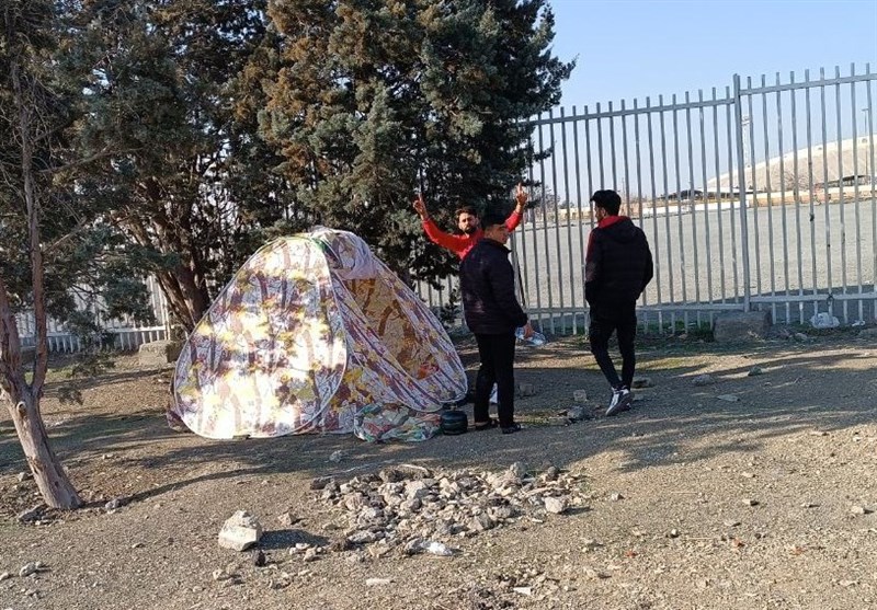 چادرزنی تماشاگران مقابل ورزشگاه آزادی + تصاویر
