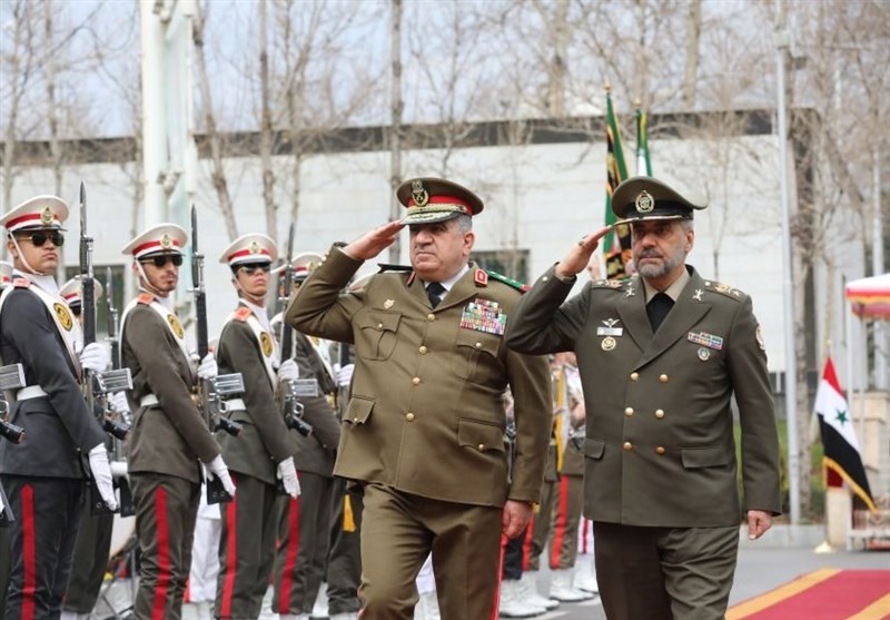 العمید آشتیانی خلال استقباله نظیره السوری: أمریکا والکیان الصهیونی یسعیان إلى تصعید الأزمة والتوتر فی المنطقة