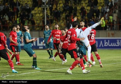 دیدار تیم‌های فوتبال تراکتور و شمس آذر قزوین