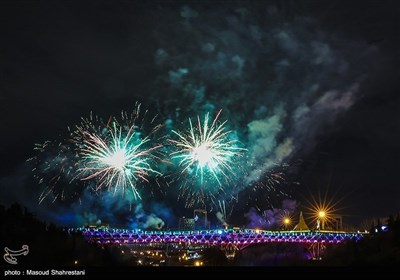 фейерверки на мосту &quot;Табиат&quot; в Тегеране по случаю Навруза