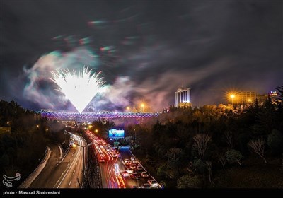 фейерверки на мосту &quot;Табиат&quot; в Тегеране по случаю Навруза