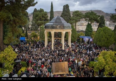 Празднование начала 1403 года по иранскому календарю и Навруза возле могилы Хафеза в Ширазе