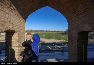 مسافران نوروزی در پل های تاریخی اصفهان