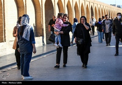 مسافران نوروزی در پل های تاریخی اصفهان