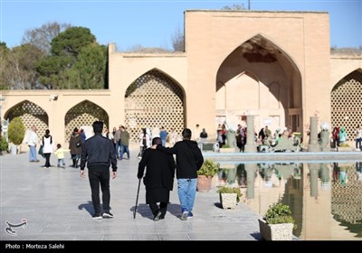 مسافران نوروزی در عمارت چهل ستون - اصفهان