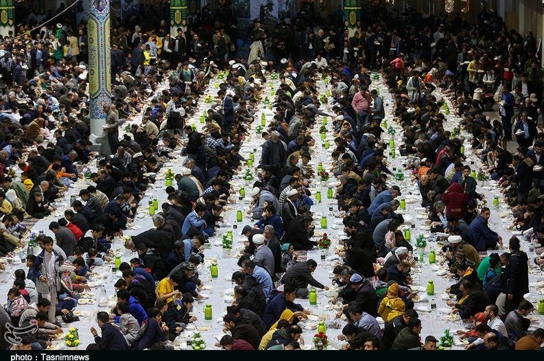 اطعام 25هزار زائر در شب میلاد امام حسن(ع) در قم+تصاویر