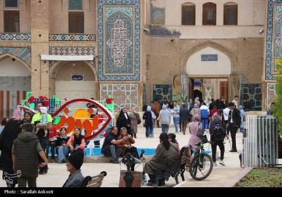 مهمانان نوروزی در میدان گنجعلیخان کرمان