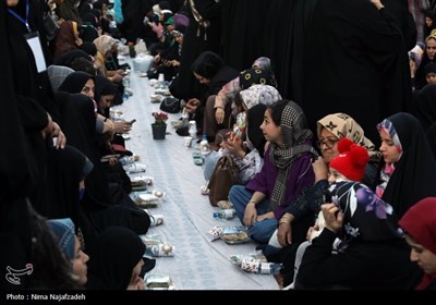 مازندران| پهن شدن بزرگترین سفره افطاری خیابانی