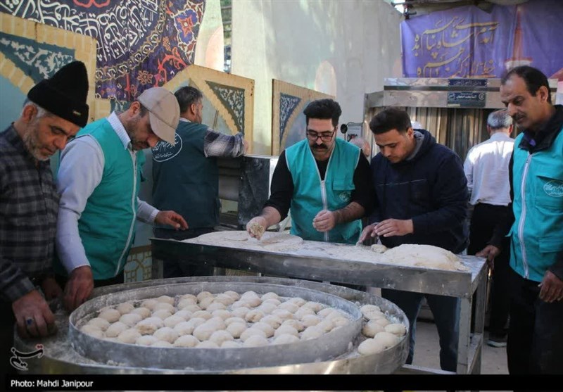 توزیع 20000 قرص نان در بین عاشقان کریم اهل بیت(ع)+فیلم و عکس