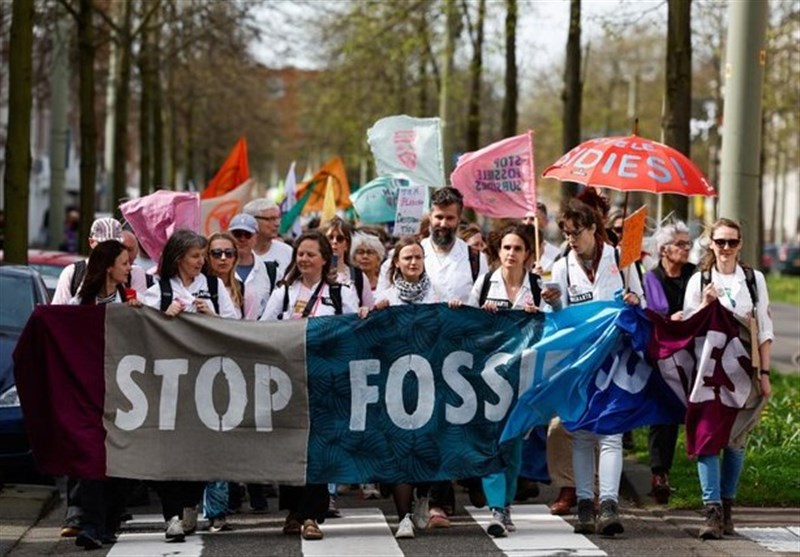 Police Block Thunberg, Marchers in Dutch Climate Protest