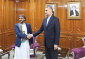 وزیر الخارجیة الایرانی یلتقی فی مسقط رئیس وفد صنعاء المفاوض