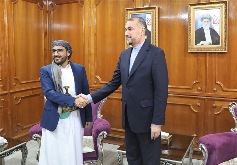 وزیر الخارجیة الایرانی یلتقی فی مسقط رئیس وفد صنعاء المفاوض