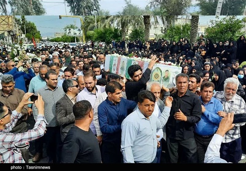 تشییع پیکر مطهر شهید «رودابی» بر دستان مردم جنوب استان کرمان