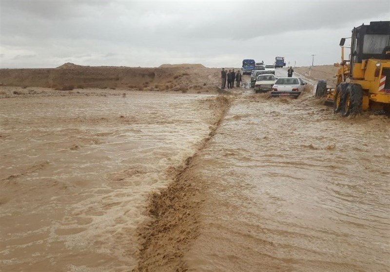 نجات 70 سرنشین 3 دستگاه اتوبوس گرفتار سیلاب در نیکشهر