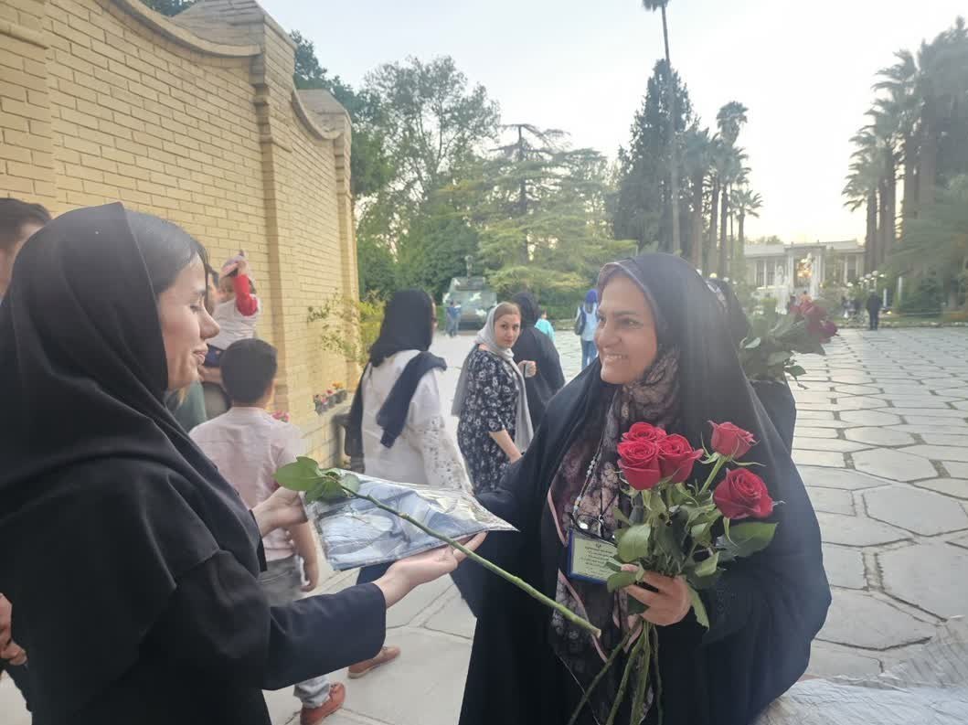 اهدای شاخه گل به بانوان کم‌حجاب در باغ عفیف‌آباد شیراز