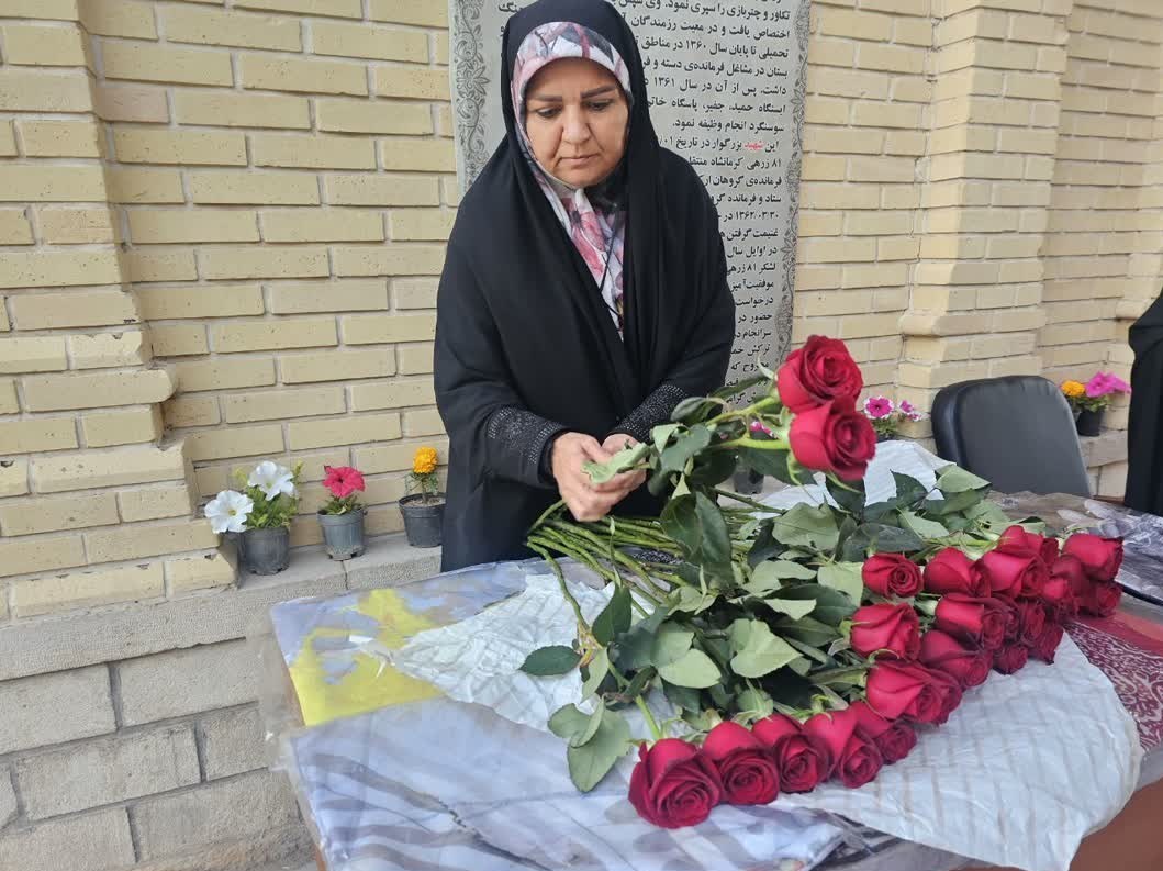 اهدای شاخه گل به بانوان کم‌حجاب در باغ عفیف‌آباد شیراز