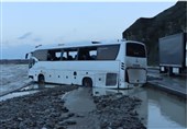 نجات 70 سرنشین 3 دستگاه اتوبوس گرفتار سیلاب در نیکشهر + فیلم