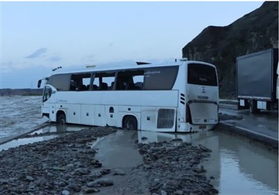 نجات 70 سرنشین 3 دستگاه اتوبوس گرفتار سیلاب در نیکشهر + فیلم