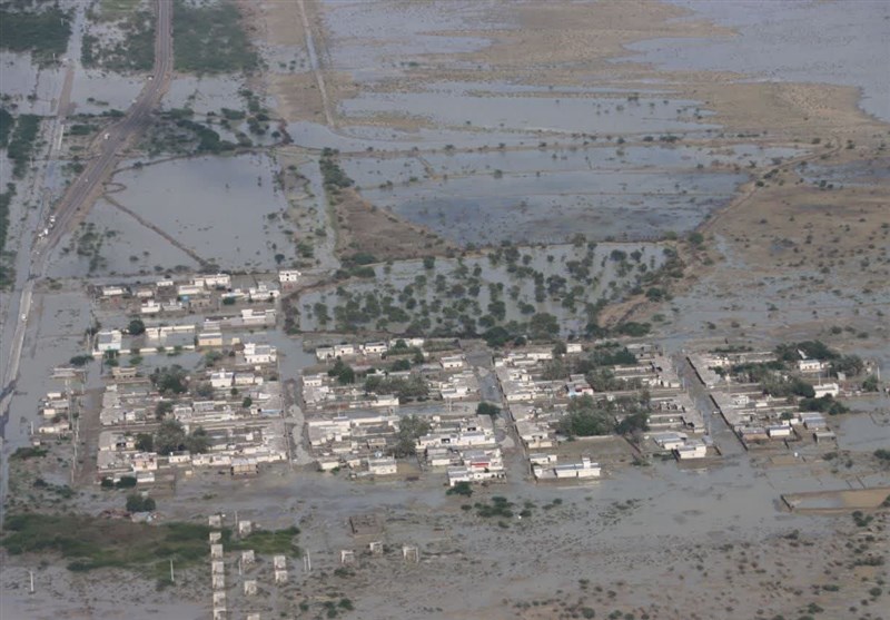نجات 4 نفر گرفتار در سیلاب بلوچستان توسط امدادگران + فیلم