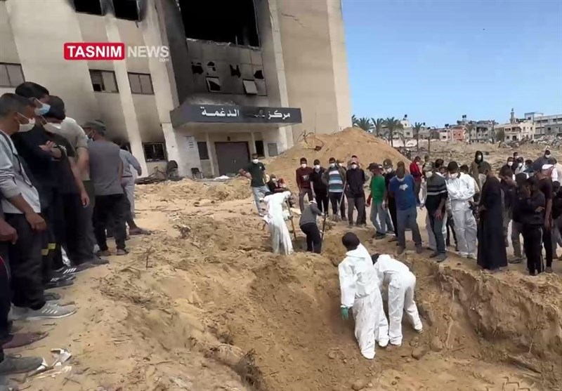 جرائم الاحتلال تتکشف.. اکتشاف مقبرة جماعیة جدیدة فی ساحة مستشفى ناصر بـ غزة
