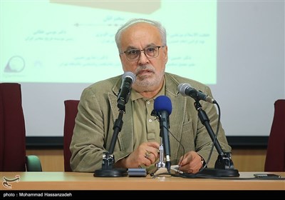 رضا پور حسین رئیس دانشکده روانشناسی دانشگاه تهران در مراسم رونمایی از کتاب چالش های تاریخی