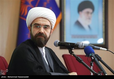 حجت الاسلام مرتضی اشراقی نوه امام خمینی (ره) در مراسم رونمایی از کتاب چالش های تاریخی