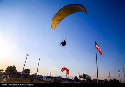 پرواز پاراگلایدرها در آستانه روز ملی خلیج فارس