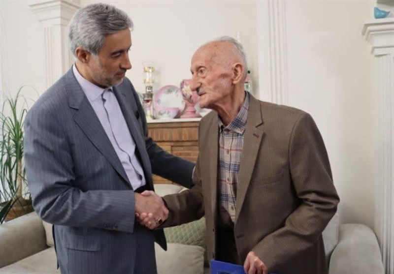 دیدار استاندار همدان با نخستین معلمش بعد از 50 سال + تصویر