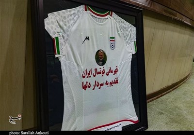 پیراهن تیم ملی فوتسال به موزه دفاع مقدس کرمان اهدا شد