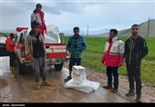 توزیع اقلام امدادی میان عشایر آسیب‌دیده از بارش باران در چهارمحال و بختیاری