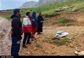 توزیع اقلام امدادی میان عشایر آسیب‌دیده از بارش باران در چهارمحال و بختیاری