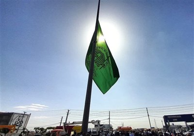 اهتزاز پرچم 144 متری حرم امام رضا (ع) در میدان نماز اسلامشهر