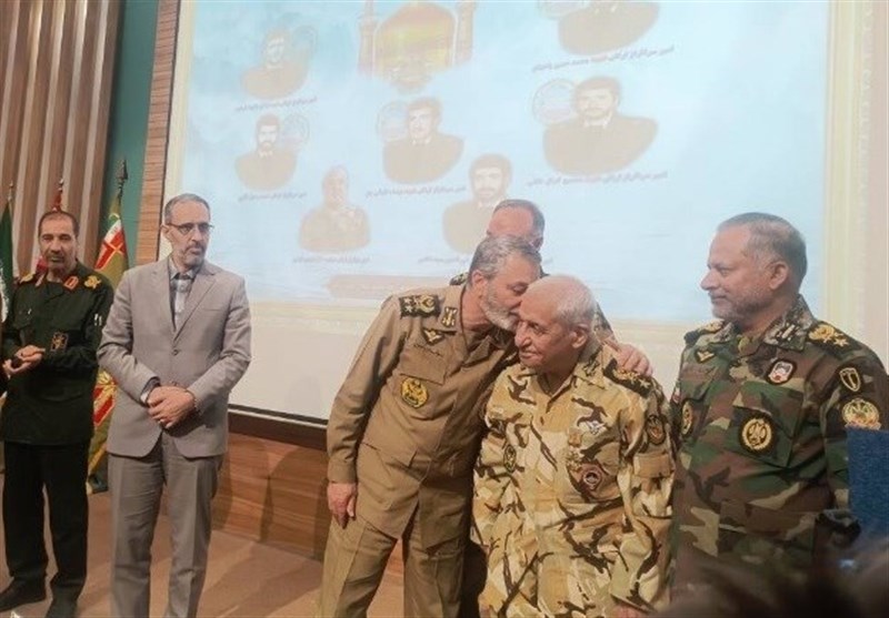 اهدای نشان افتخار به 6 شهید فداکار ارتش در مشهد
