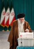 الإمام الخامنئي يدلي بصوته في الانتخابات البرلمانية الإيرانية
