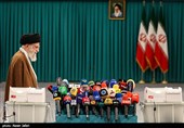 الإمام الخامنئي يدلي بصوته في الانتخابات البرلمانية الإيرانية