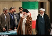 الإمام الخامنئي يدلي بصوته في الانتخابات البرلمانية الإيرانية