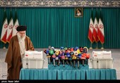 الإمام الخامنئي يدلي بصوته في الانتخابات البرلمانية الإيرانية
