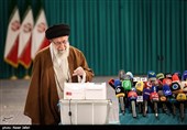 الإمام الخامنئي يدلي بصوته في الانتخابات البرلمانية الإيرانية