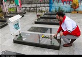 غبار روبی مزار شهدا بمناسبت هفته هلال احمر در رودسر