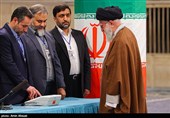 الإمام الخامنئي يدلي بصوته في الانتخابات البرلمانية الإيرانية